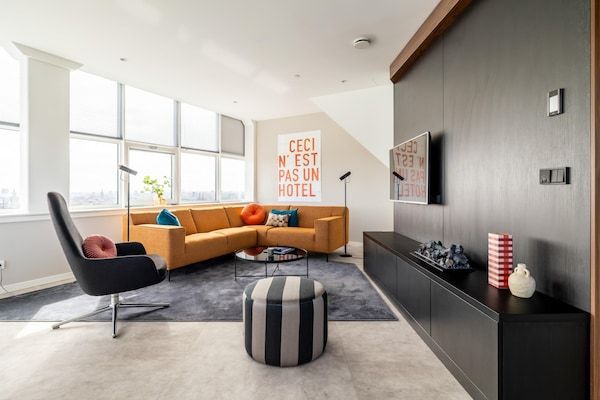 Woonkamer - comfortabel appartement met panoramisch uitzicht in Den Haag (4)
