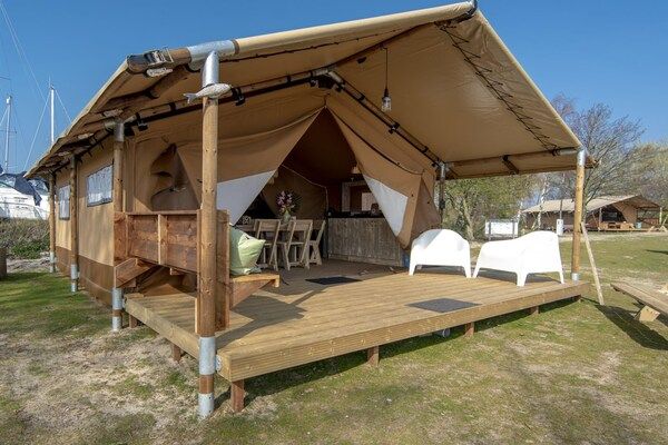 Buitenkant - Luxe safarilodge-uitje voor 5 personen in Almere (5)