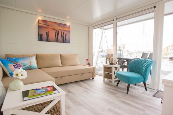 Woonkamer - Marina Aesthetic Lodge Getaway in Almere (2)