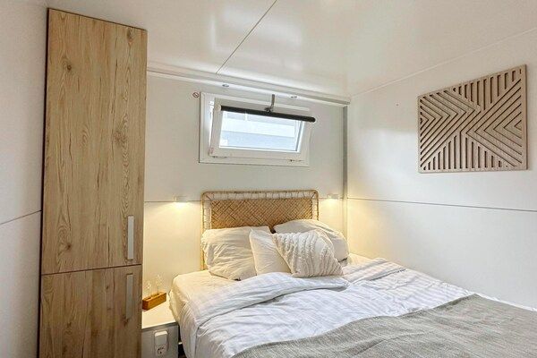 Slaapkamer - Marina Aesthetic Lodge Getaway in Almere (4)