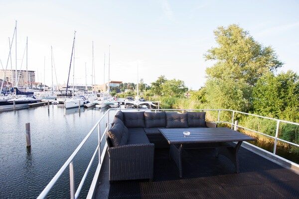 Terras - Marina Aesthetic Lodge Getaway in Almere (5)