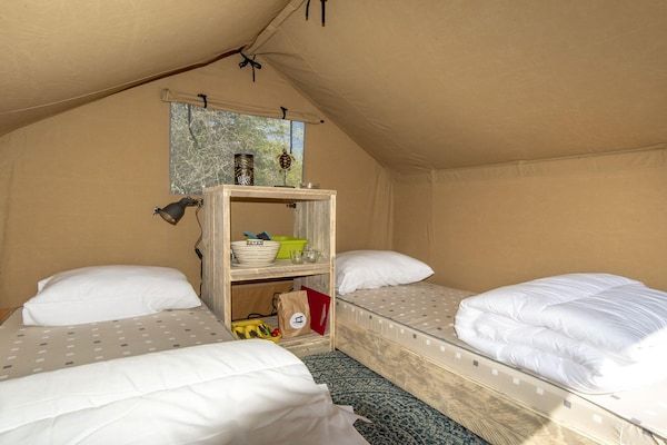 Slaapkamer - Safaritent aan het strand voor stellen in Almere (3)
