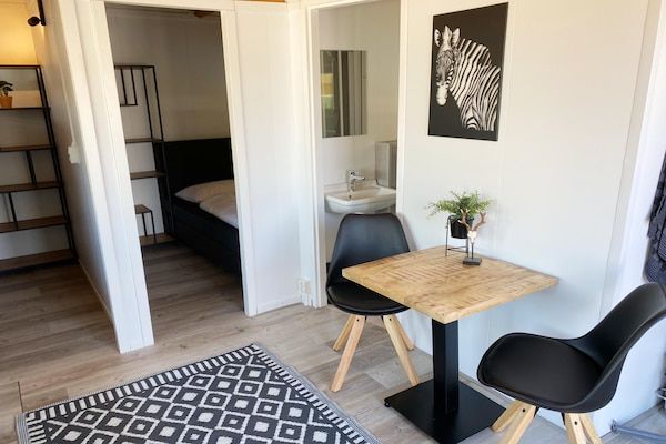 Eetkamer - Chalet aan het water voor 4 in de jachthaven in Almere (4)