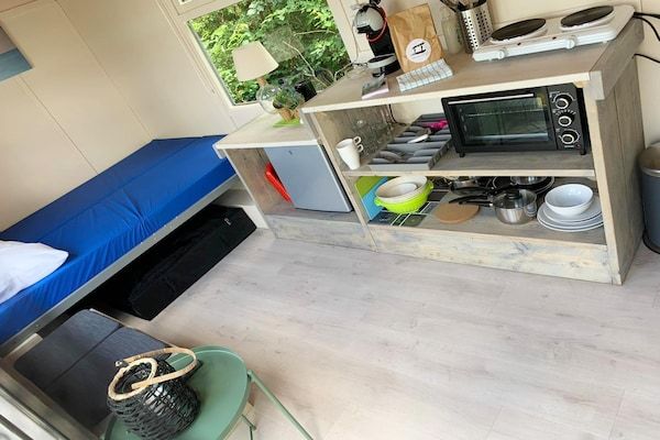 Slaapkamer - Romantisch verblijf in een huifkar aan het meer in Almere (2)