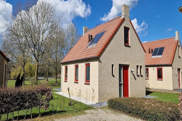 6 - Persons Lakeside Child-friendly Bungalow in Ewijk - Foto 1 van 13