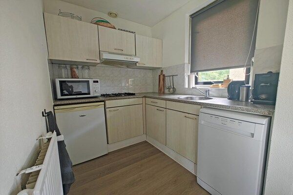 Keuken - Bungalow met terras en uitzicht op het meer in Ewijk (3)
