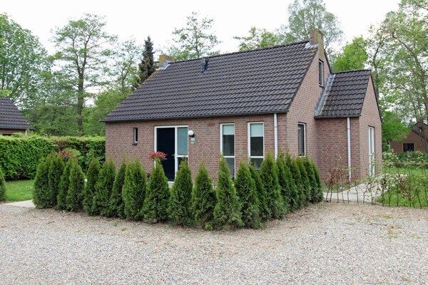 Buitenkant - Lichte bungalow in rustige parkomgeving in Ewijk (1)