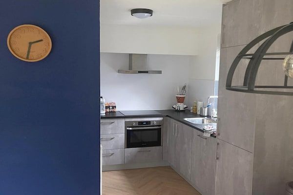 Keuken - Zonnige familiebungalow aan het meer in Ewijk (4)