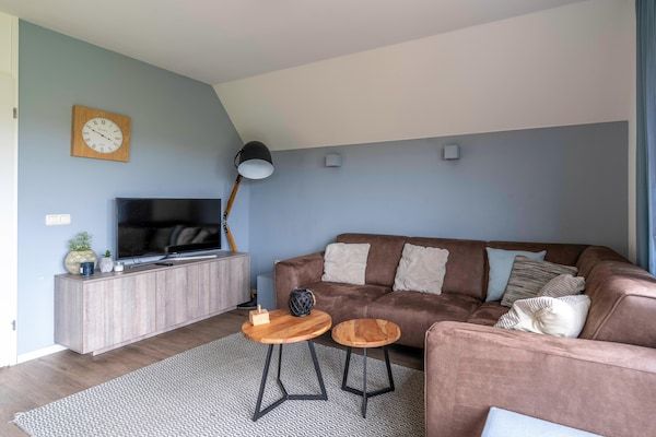 Woonkamer - Smaakvol en modern ingerichte 6 persoons vakantiehuis in De Waal (3)
