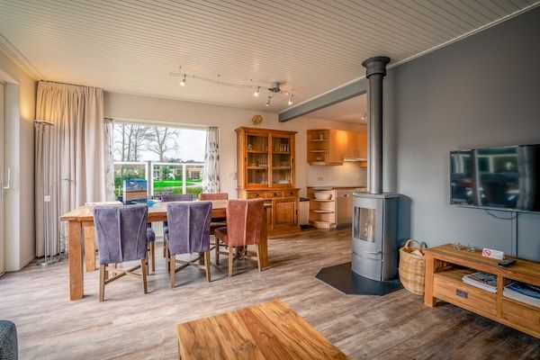 Woonkamer - Modern ingericht 6 persoons bungalow in Badplaats De Koog in De Koog (4)