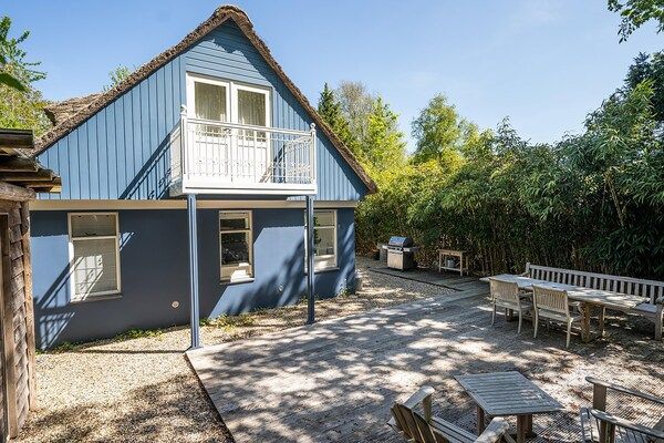 Buitenkant - Heerlijke 4 persoons villa met privé zwembad in De Koog (3)