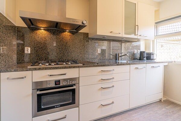Keuken - Moderne en sfeervolle 5-persoons vakantiewoning in De Koog (5)