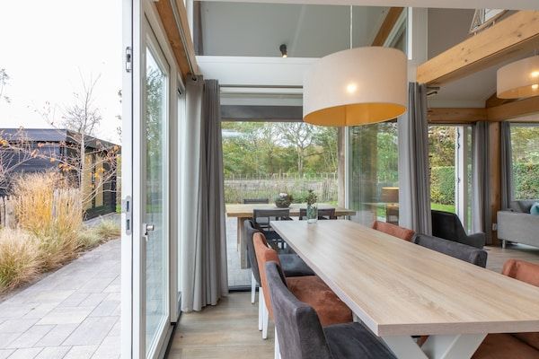 Eetkamer - Luxe villa in Zeeland vlakbij het strand in Renesse (4)