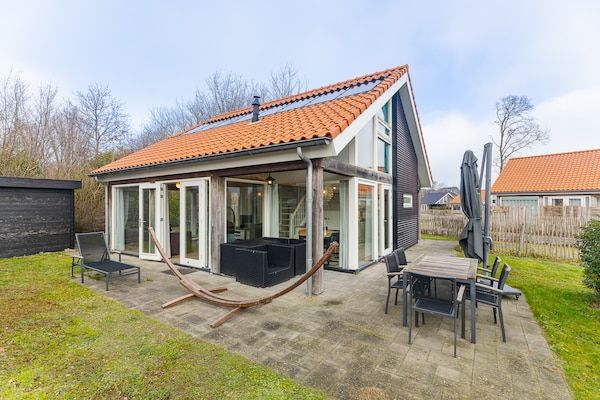 Buitenkant - Een heerlijke plek voor het hele gezin aan de kust met een omheinde tuin in Renesse (1)