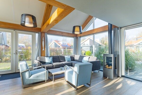 Woonkamer - Comfortabel familiehuis aan het strand in Renesse (2)