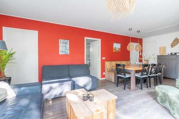 Woonkamer - Sfeervol ingerichte bungalow voor 6 personen met veel privacy in De Koog (5)