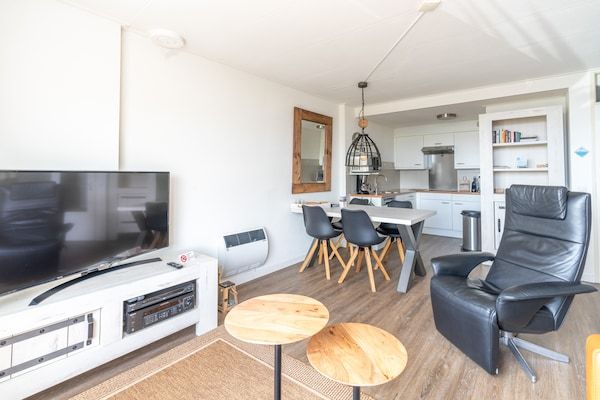 Woonkamer - Fijn appartement nabij strand in De Koog (5)