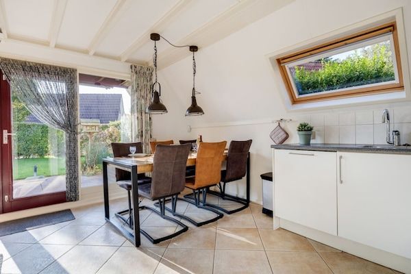 Eetkamer - Moderne bungalow met 3 slaapkamers in Drenthe in Den Haag (4)