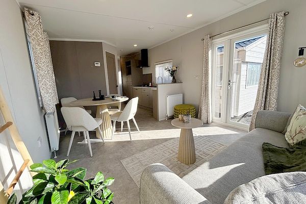 Woonkamer - Leuk huisje in Hollum vlak bij de golfbaan in Hollum (2)