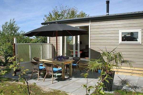 Terras - Charmant duinchalet tussen golfbaan en strand in Hollum (5)
