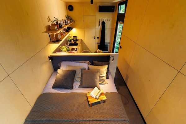 Slaapkamer - Prachtig spiegelhuis met jacuzzi aan de rivier. in Zuna (5)