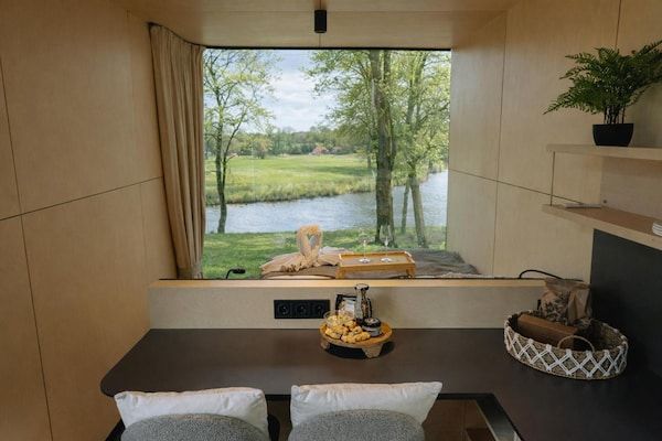 Eetkamer - Prachtig spiegelhuis met jacuzzi aan de rivier. in Zuna (2)