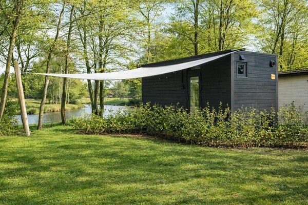 Buitenkant - Prachtig spiegelhuis met jacuzzi aan de rivier. in Zuna (1)