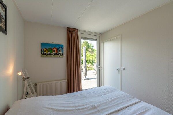 Slaapkamer - Modern ingerichte bungalow voor 4 personen in Sint Maartenszee (5)