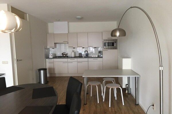Keuken - Stijlvol vakantiehuis met 1 slaapkamer in Scheveningen voor 4 personen in Den Haag (5)