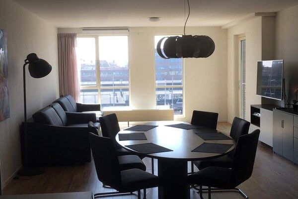 Eetkamer - Stijlvol vakantiehuis met 1 slaapkamer in Scheveningen voor 4 personen in Den Haag (1)