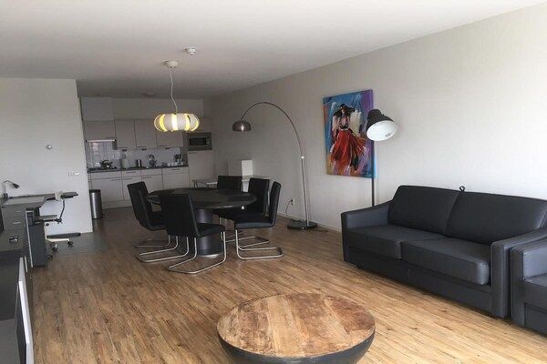 Woonkamer - Stijlvol vakantiehuis met 1 slaapkamer in Scheveningen voor 4 personen in Den Haag (3)