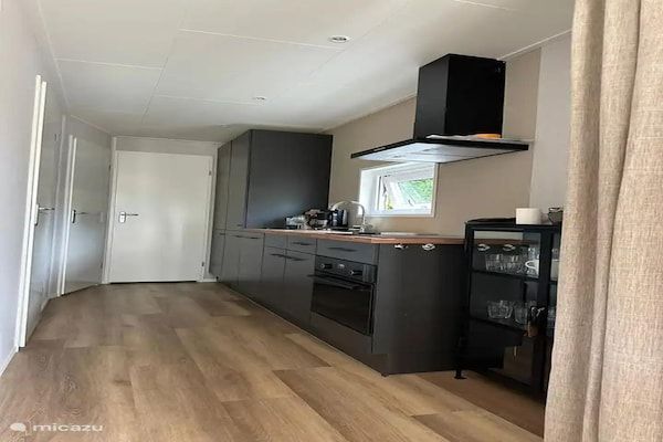 Keuken - Chalet de Blauwe Regen met Zonneterras in Balkbrug (3)