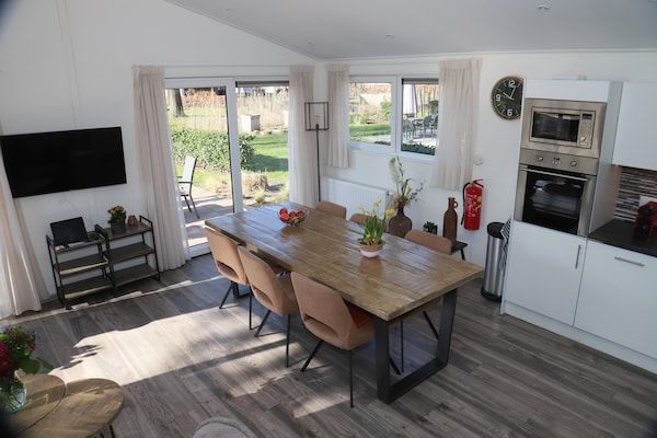 Eetkamer - Chalet in Biddinghuizen, zwembadfaciliteiten in Biddinghuizen (3)