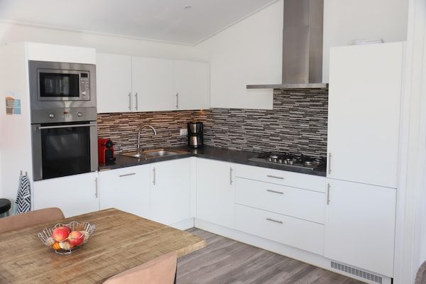 Keuken - Chalet in Biddinghuizen, zwembadfaciliteiten in Biddinghuizen (4)