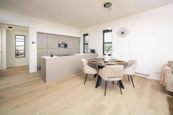 Eetkamer - Villa aan het water met privédakterras in Workum (3)