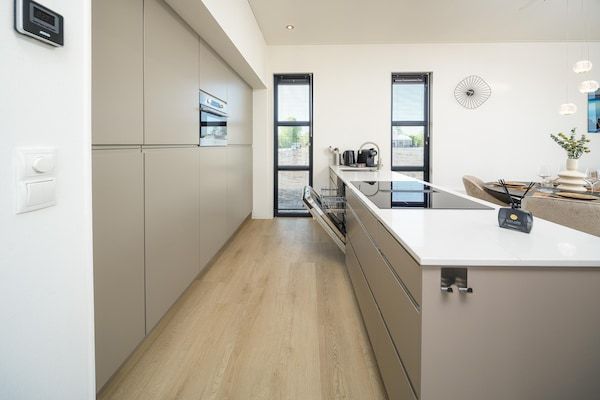 Keuken - Luxe 4-persoonsvilla met zonnige tuin in Workum (4)
