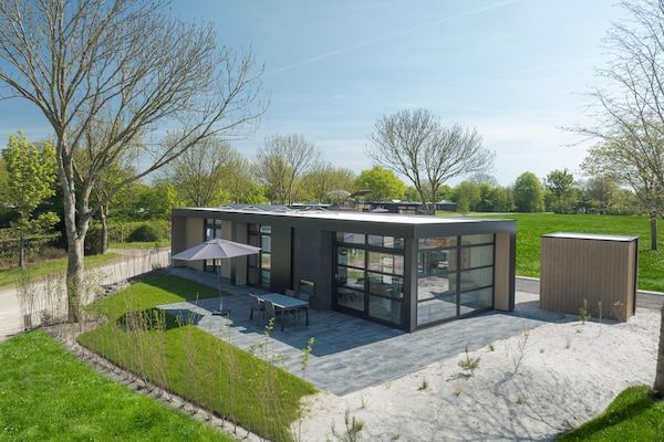 Buitenkant - Villa aan het meer met Finse sauna in Workum (1)