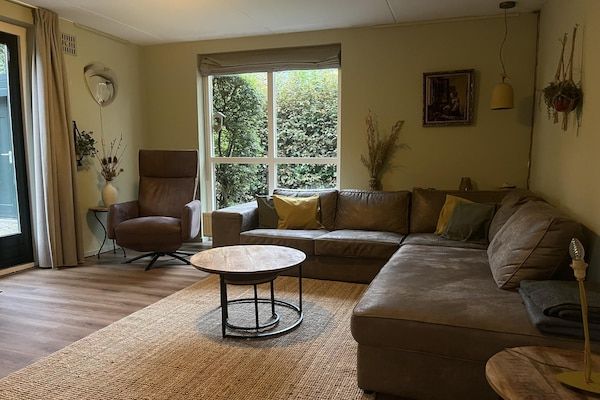 Woonkamer - Gezellige bosbungalow voor 6 personen in Ewijk (2)