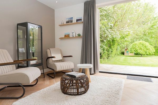 Woonkamer - Fijn, modern ingericht vakantiehuis in De Cocksdorp (2)