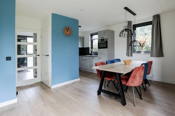 Eetkamer - Vakantiehuis aan het meer met tuin voor 6 personen in Ewijk (4)