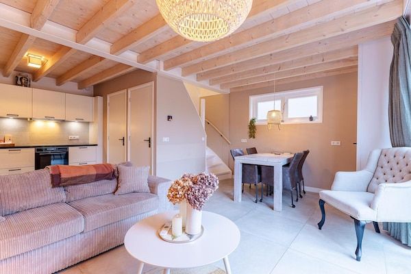 Woonkamer - Modern vakantiehuis in Vrouwenpolder in Vrouwenpolder (2)