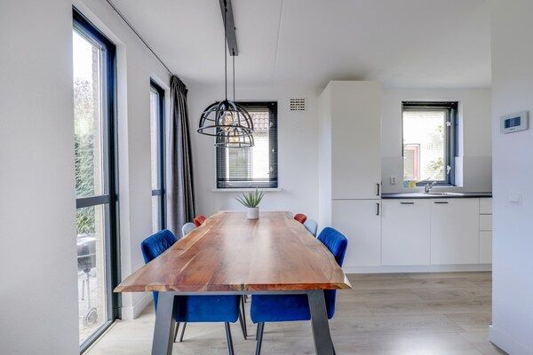 Eetkamer - Bungalow aan het meer met tuin, geschikt voor 6 in Ewijk (4)