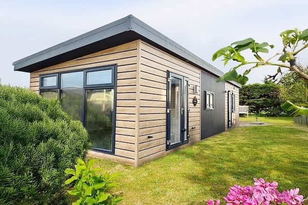 Buitenkant - Splinternieuwe cabin nabij strand in Hollum (1)