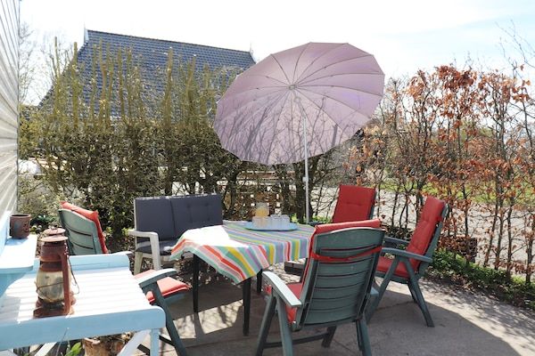 Terrace - Gezellig chalet met uitzicht over de landerijen in Drachten (3)