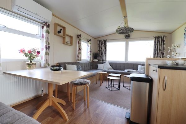 Woonkamer - Gezellig chalet met uitzicht over de landerijen in Drachten (5)