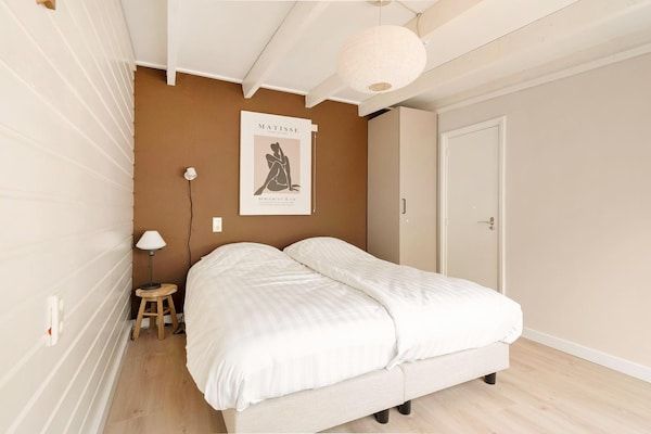 Slaapkamer - Vakantiehuis met hottub op loopafstand in Sint Maartensvlotbrug (4)