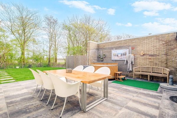 Terras - Vakantiehuis met hottub op loopafstand in Sint Maartensvlotbrug (5)