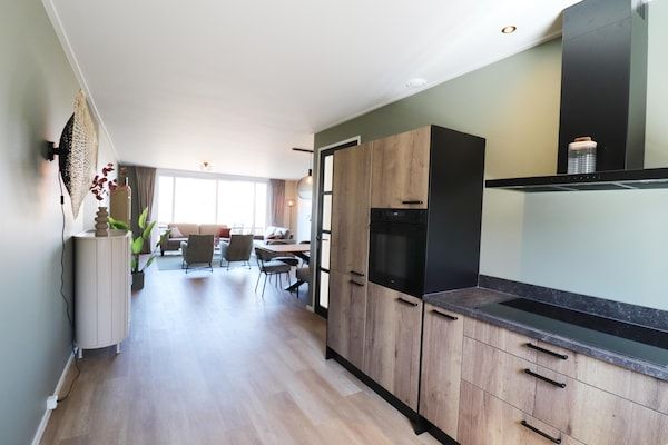 Keuken - Nieuwe, luxe vakantiewoning in hartje Friesland in leons (4)