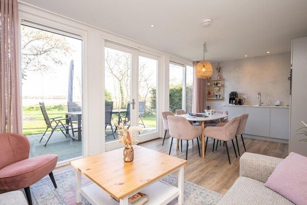 Eetkamer - Luxe, rust en stilte, en ruimte voor het hele in De Koog (3)
