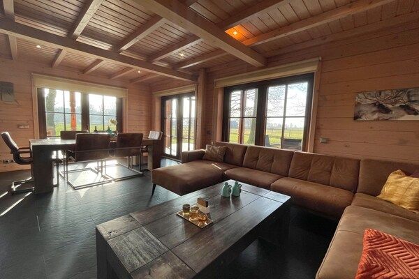Woonkamer - Villa met sauna en badkuip in Den Ham (2)